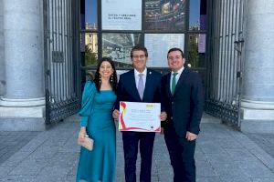 Jorge Rodríguez replega el diploma que acredita els Moros i Cristians d’Ontinyent com a Festa d’Interés Turístic Internacional