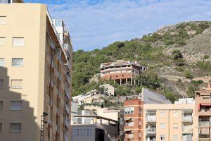 Cullera inicia l’enderrocament d’un antic restaurant en la pujada al Castell per riscs de despreniment