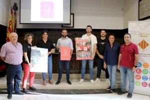 Vicky Sevilla i les jugadores i jugadors dels equips d'handbol de la ciutat, amb el comerç de Sagunt