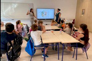 Nutricionistas visitan las aulas para enseñar a comer saludablemente y de temporada en Valencia