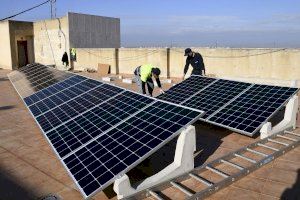 4 de cada 10 valencianos cree que poner placas solares en casa es "solo para ricos"