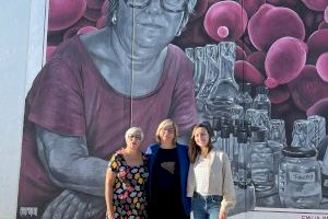 La investigadora de la Universitat de València Emilia Matallana, protagonista del mural Dones de Ciència