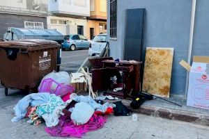 Cazado y multado por dejar una montaña de enseres en plena calle en Burriana