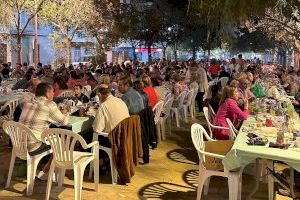 Más de 700 personas apoyan a la Asociación Española contra el Cáncer de Benaguasil en su cena solidaria