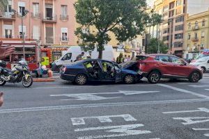 Dos heridos al empotrarse un coche dentro de otro en Valencia