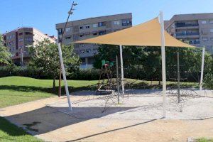 Benidorm finaliza la instalación de sombras artificiales en las zonas de columpios del parque de Foietes