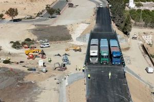 La Generalitat realiza la prueba de carga en el puente de la CV-95 en San Miguel de Salinas previa a la puesta en servicio