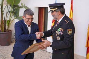 La Policia Nacional d’Ontinyent guardona Jorge Rodríguez durant la festivitat del seu patró