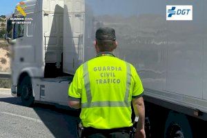 Un camionero borracho zigzaguea en la A-7 en Crevillent: conduce con una tasa de alcohol 7 veces superior a la legal