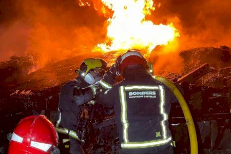 Aparatós accident en l'AP-7 entre Benicàssim i Castelló: dos camions xoquen i un s'incendia