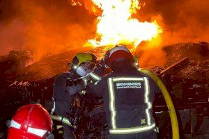 Aparatós accident en l'AP-7 entre Benicàssim i Castelló: dos camions xoquen i un s'incendia