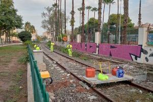 PortCastelló refuerza la limpieza de las antiguas vías del tren para mejorar la seguridad y el entorno