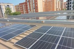 La Diputación de Castellón impulsa las energías renovables con la instalación de 216 placas fotovoltaicas en la Piscina Provincial