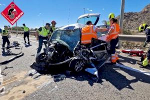 Una jove de 20 anys mor després d'estavellar-se de front contra un camió a Orihuela