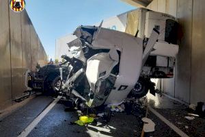 Un camionero herido al estrellarse contra un puente de la A7 en Museros