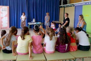 Escolares aprenden sobre la igualdad a través de la lectura de los cuentos del proyecto “Bolic de contes” en Villajoyosa