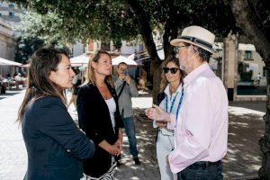 Begoña Carrasco muestra su apoyo a la asociación provincial de familiares y enfermos de Alzheimer