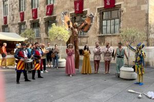 Así es el mercado de oficios y actividades medievales que acoge la plaza Manises de Valencia este fin de semana