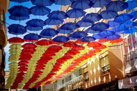 Un municipi de València plena els seus carrers de paraigües de colors per a celebrar el 9 d’Octubre