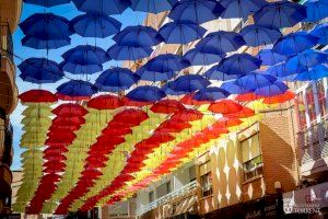 Un poble de València plena els seus carrers de paraigües de colors per a celebrar el 9 d’Octubre