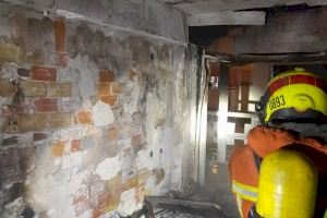 Susto en El Puig: arde una vivienda situada en el quinto piso de un edificio de la playa