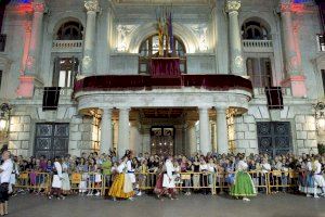 La plaza del Ayuntamiento de Valencia acoge la Muestra de Baile Tradicional con grupos de Navajas, Xàbia y Valencia