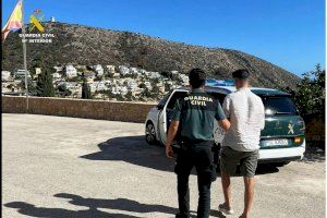 A la carrera y con la peluca al viento: Así han  capturado a un estafador en Moraira