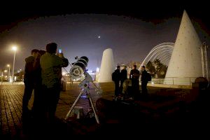 La Ciutat de les Arts i les Ciències organitza una observació amb telescopis de la Lluna i Saturn des del Jardí d’Astronomia de l’Umbracle