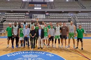 La delegada del Consell visita al Amics del Bàsquet Castelló en su preparación para el próximo partido contra el Zamora