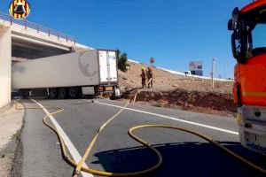 Estrella borracho su camión contra un túnel de la AP7, se incendia, y un Guardia Civil lo rescata 'in extremis'