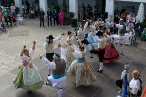 Els carrers de Sant Antoni de Benaixeve s'omplin de tradició i unitat amb la processó cívica del 9 d’Octubre