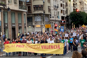 Miles de personas se manifiestan en Valencia el 9 de Octubre con el lema “Somos País, Hablamos Valenciano”