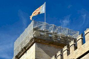 Els treballs de restauració de vint merlets de la torre de la Llotja avancen a bon ritme