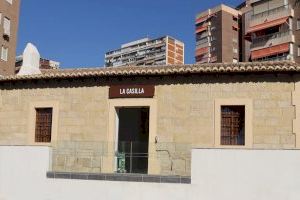 Una exposición en el Espai d’Art La Casilla rinde homenaje a las personas y entidades distinguidas con el ‘Ciutat de Benidorm’