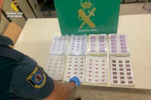 Pillan a una mujer en el aeropuerto de Manises con una colección de sellos falsos valorada en casi 100.000 euros