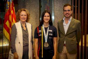 La Alcaldesa de Torrent recibe a la campeona del mundo, Rebeca Muñoz