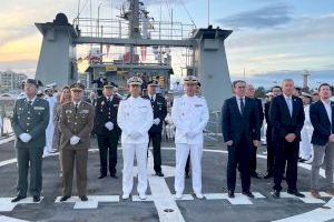 Rubén Ibañez asiste al arriado de bandera del buque de la armada "Alborán" que recala hasta mañana en Portcastellá