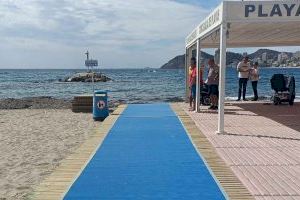 Benidorm instala pasarelas enrollables en los puntos de playas accesibles para facilitar el acceso a los usuarios