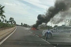 VÍDEO | El foc devora un vehicle en plena carretera entre Borriana i Almassora