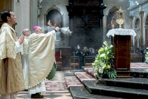 Solo un 2% de las misas se hacen en valenciano: ‘Déu també parla valencià’ indaga en cómo la 'Batalla de Valencia' afectó a la liturgia