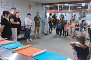 Más de 100 menores han participado en el taller de cocina y alimentación saludable en el Mercado Municipal de Villena