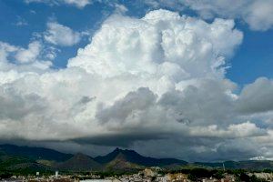 Las resquicios del huracán Leslie visitan la Comunitat Valenciana en forma de tormentas: estos son los avisos que ha activado AEMET