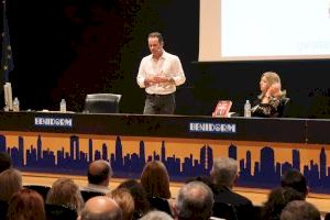 Javier Chicote diserta en Benidorm sobre el periodismo de investigación y los servicios secretos