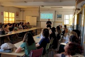 La Policia Local de La Pobla de Farnals imparteix un curs de primers auxilis al professorat del CEIP Cervantes