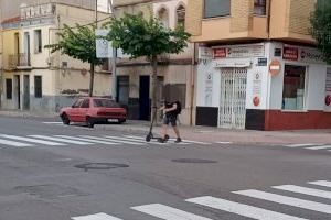 Multisancionat a Vila-real: drogat se salta un semàfor en roig amb el seu patinet mentre porta una altra persona a bord