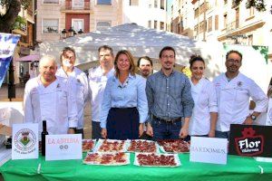 La concejalía de Comercio y el Gremi de Forners reparten más de 1000 tostas para celebrar el Día del Pan