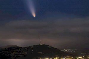 Una espectacular fotografía muestra el paso del ‘cometa del siglo’ por Castellón