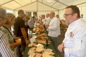 Cientos de personas participan en la degustación de panes tradicionales valencianos en la I Feria Artesana del Pan