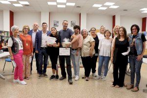 José Bautista Hueso Jiménez y Simratnoor Singh Kaur ya tienen sus diplomas como los más lectores de las Bibliotecas Municipales de Burjassot