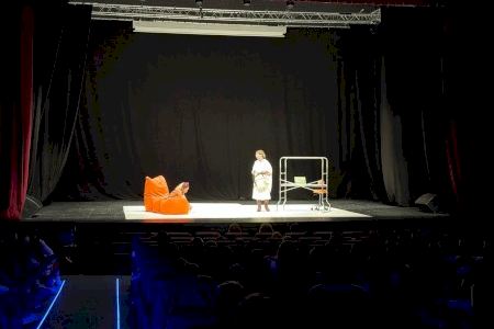 Sueca ensenya a l'alumnat a previndre l'addicció a les noves tecnologies a través d'una representació teatremusical